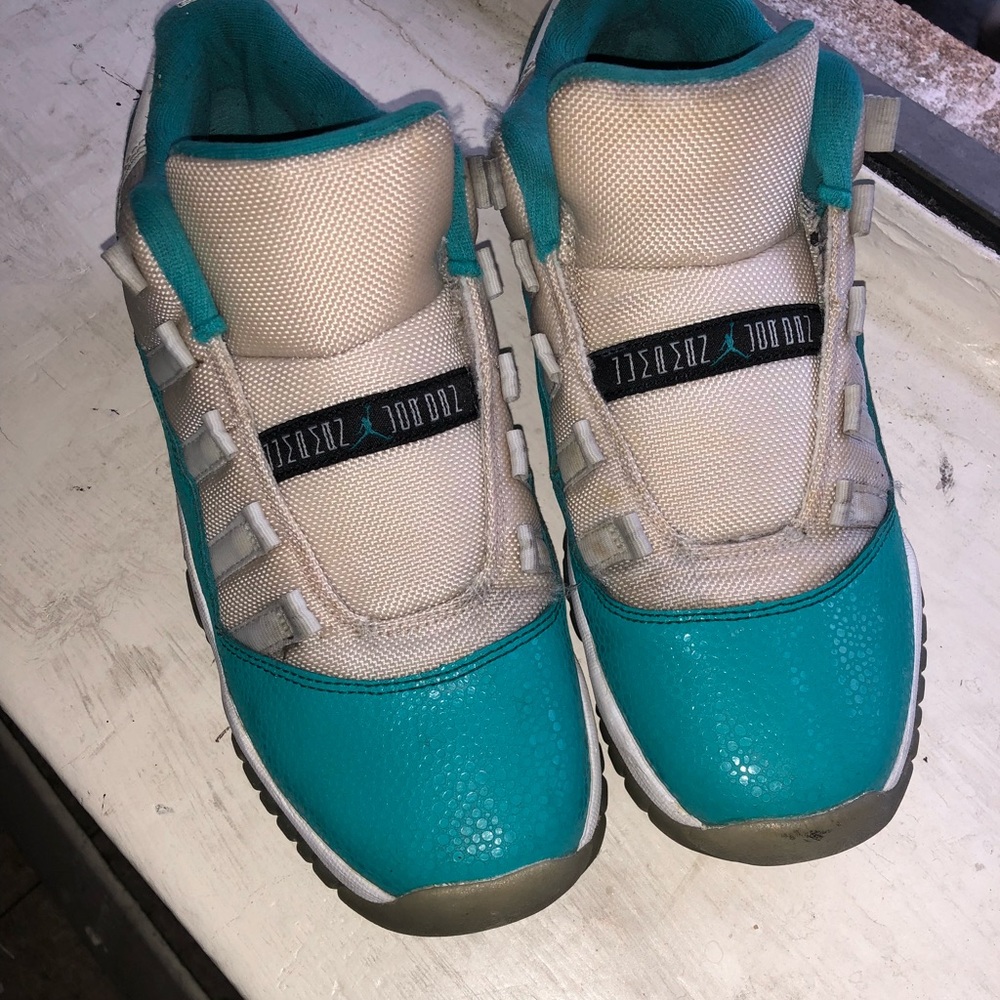Aqua blue and white Jordan’s size 7y